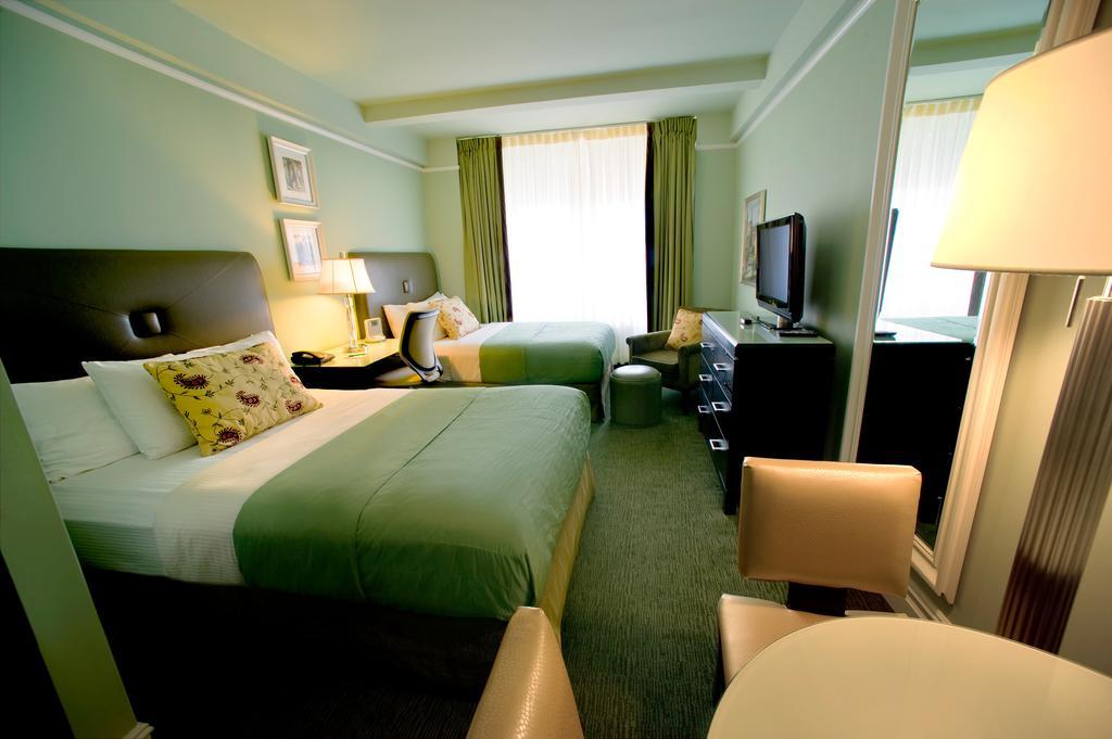 Deluxe One-Bedroom Suite with Two Double Beds