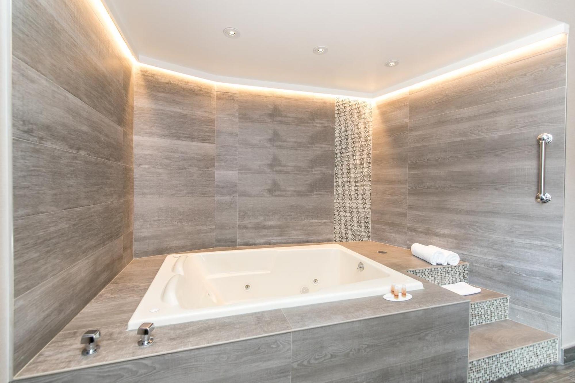King Suite Spa Bath