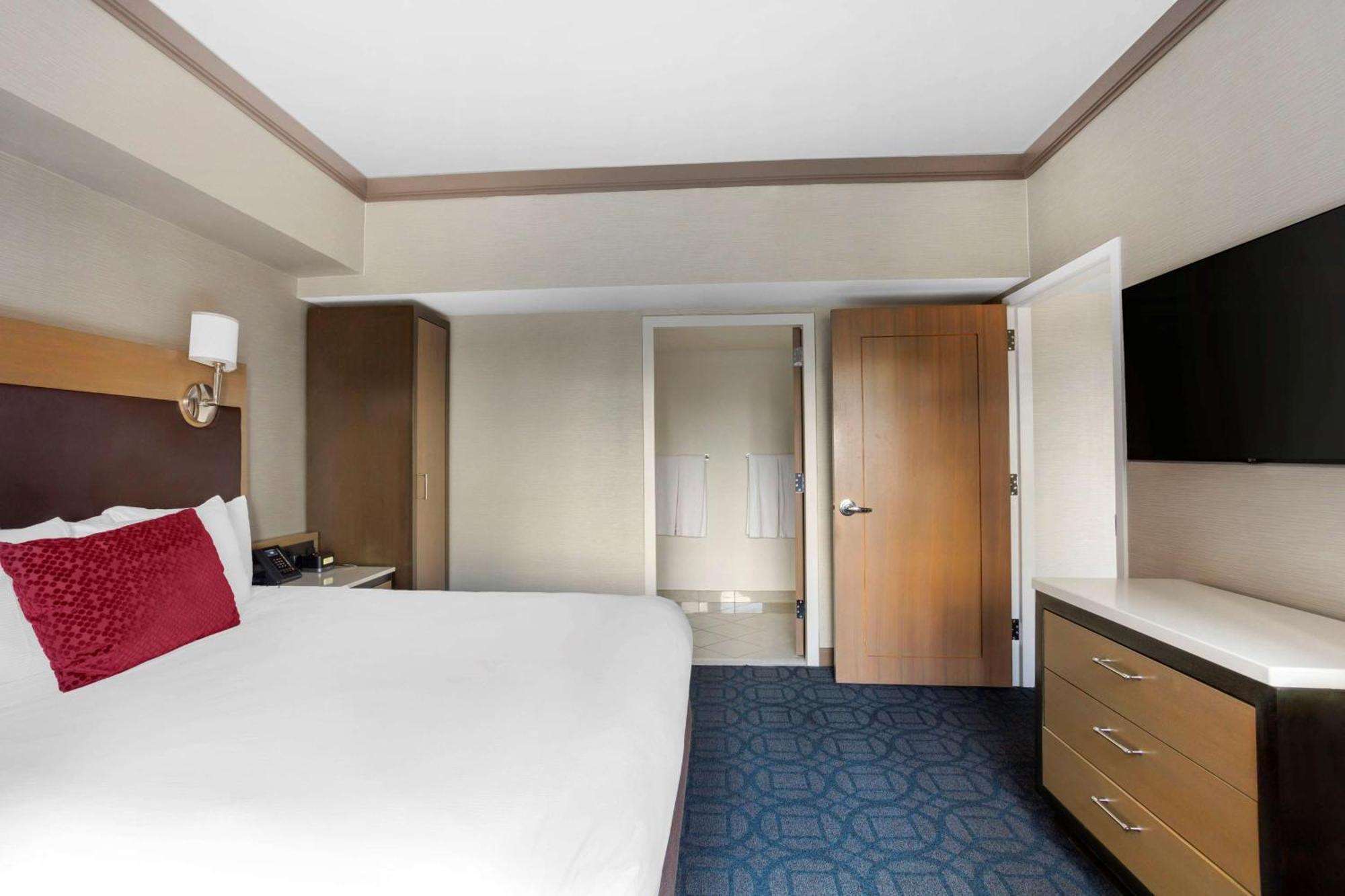 2 Bedroom 2 King Suite Queen Sofabed
