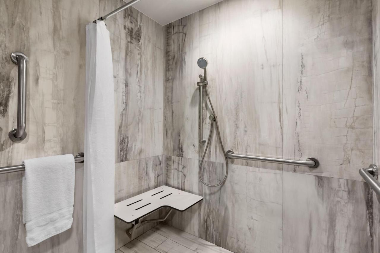 Classic King Room with Roll-in Shower - Mobility and Hearing Accessible,1395455660:JPEG