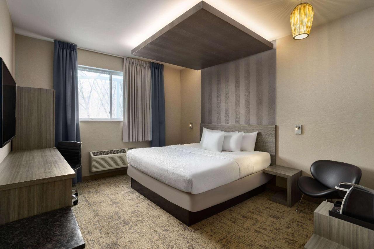 King Room Mobility Access or Non-Smoking