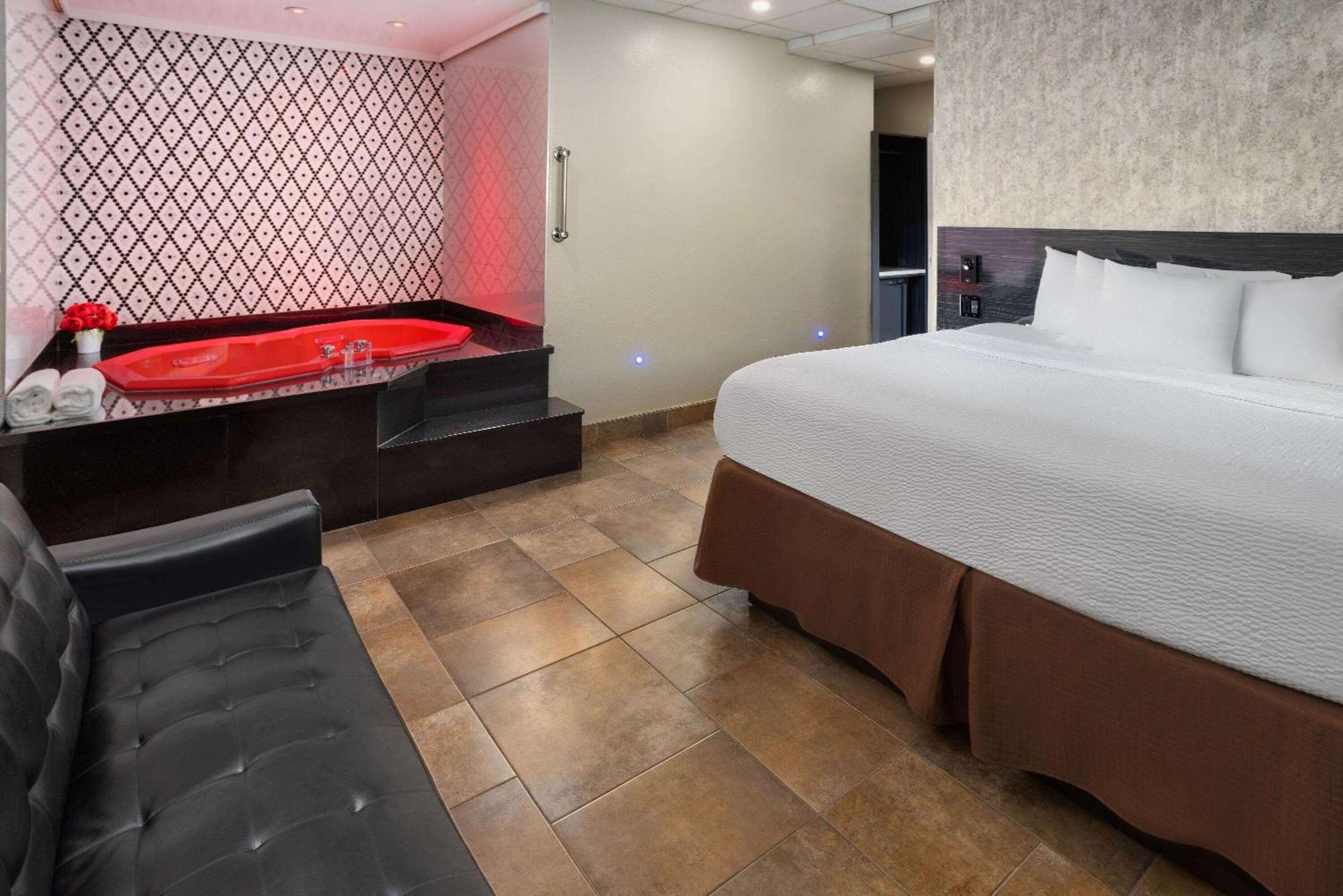 King Suite Spa Bath