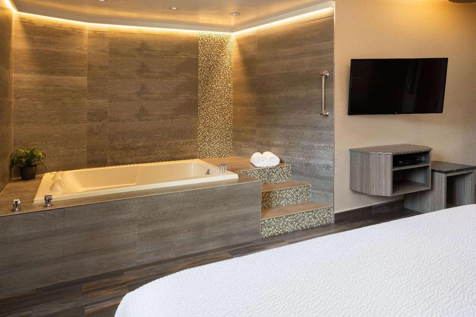King Suite Spa Bath