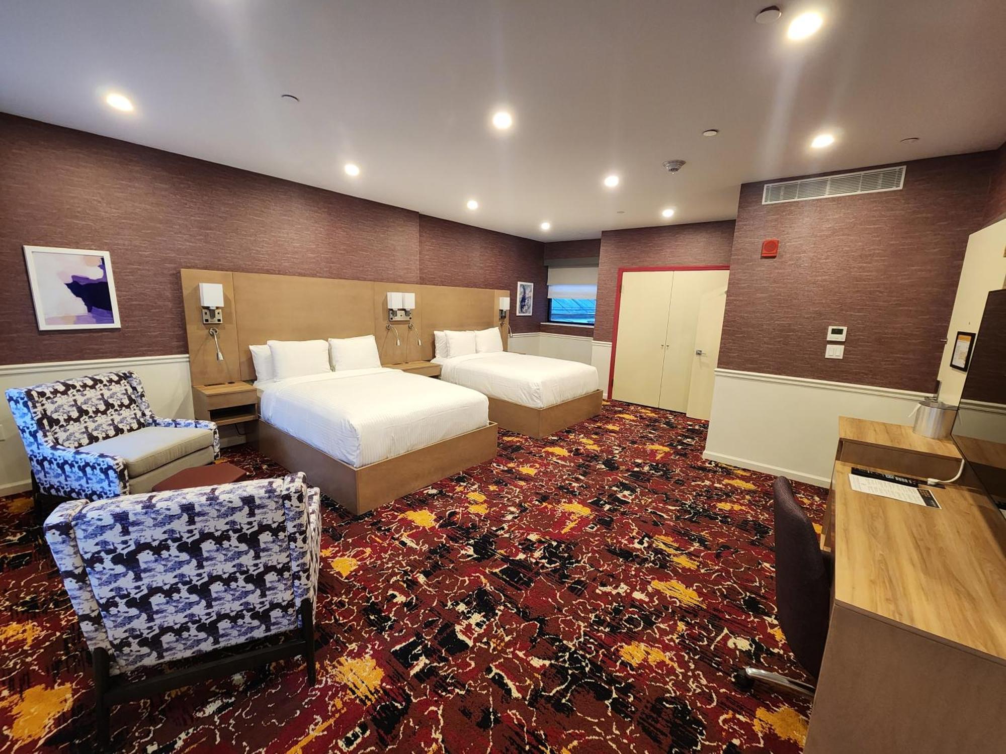 One Room Suite with Two Queen Beds and City View,1539045922:JPEG