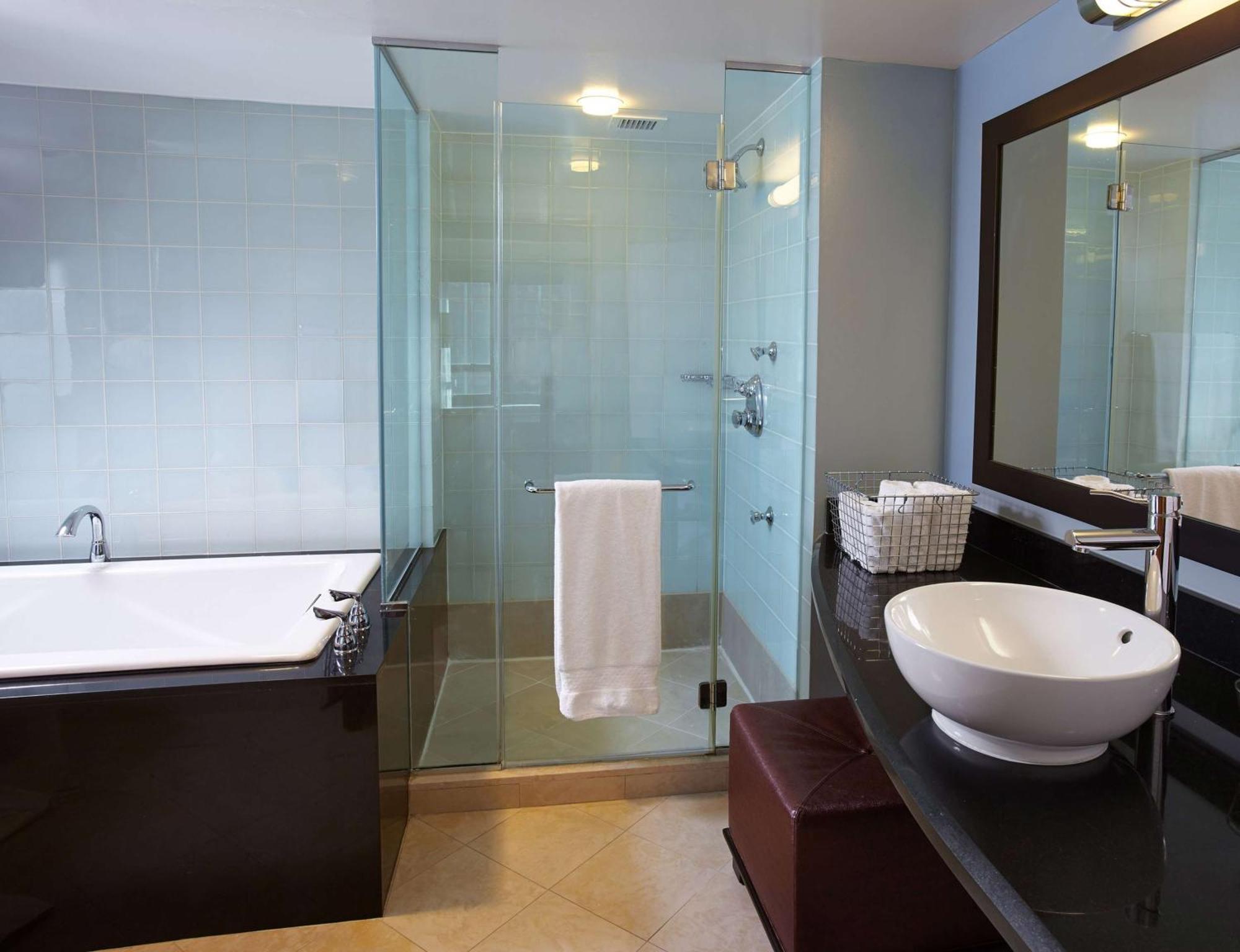 2 Bedroom 2 King Suite Queen Sofabed