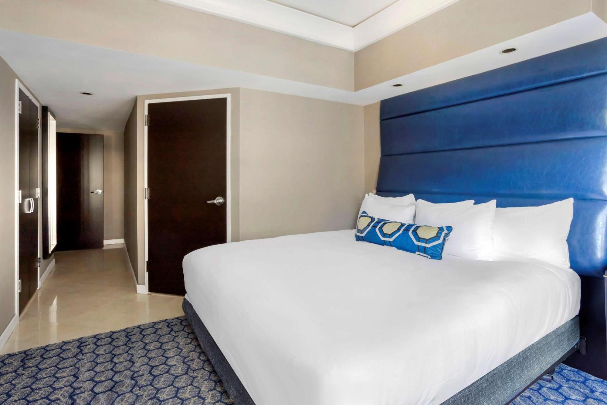 2 Bedroom 2 King Suite Queen Sofabed