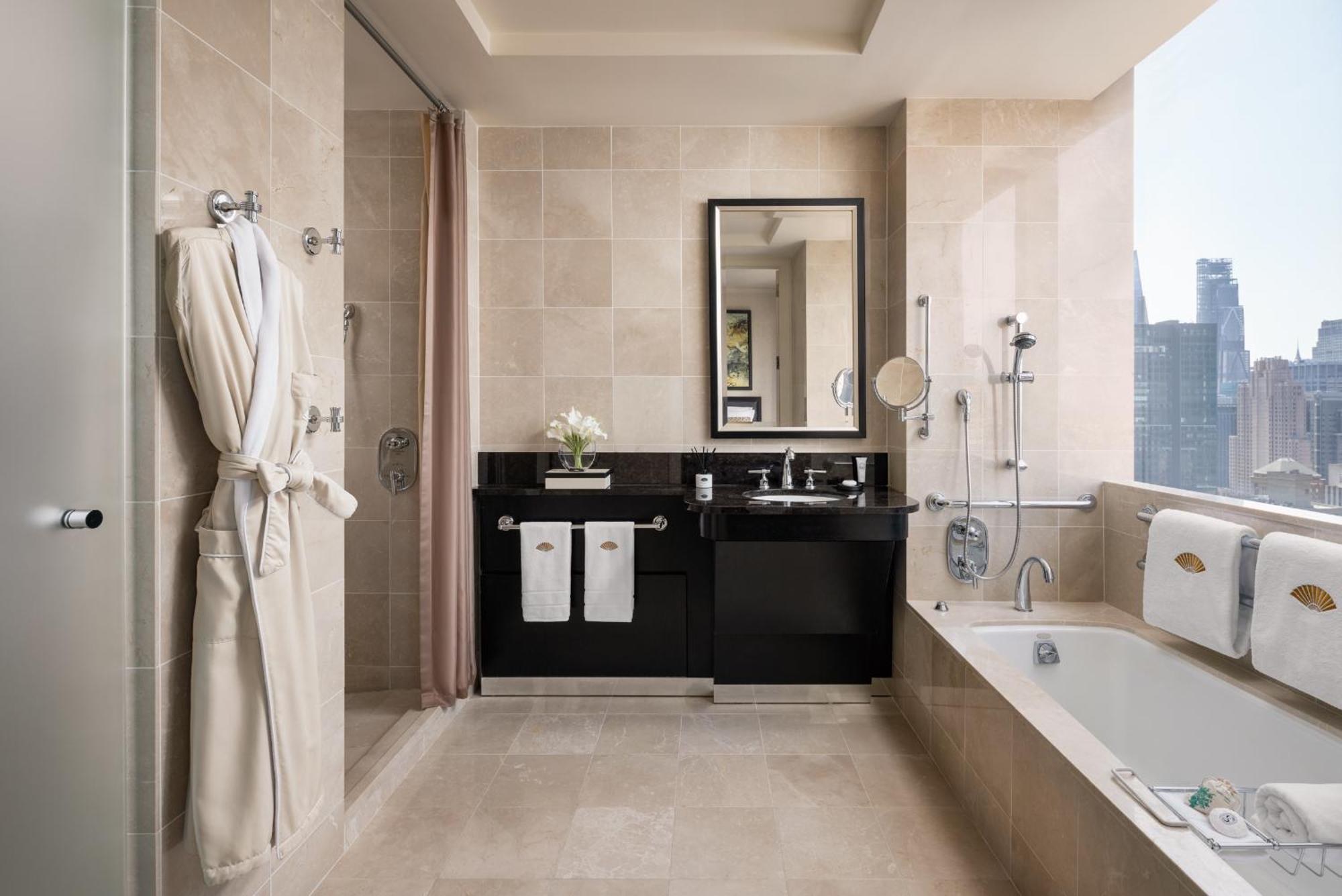 Hudson River View Accessible King Bathtub