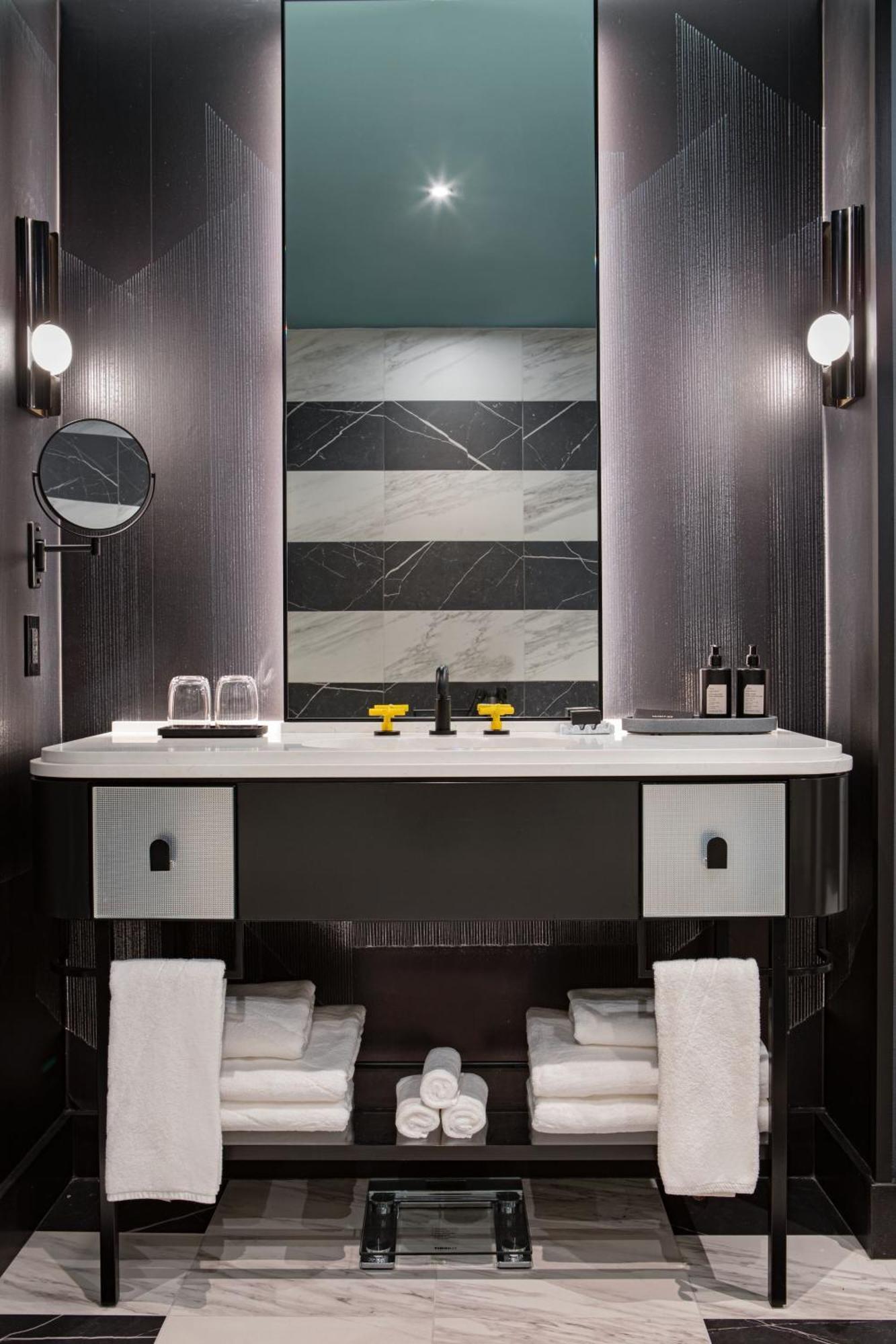 Deluxe Suite 1 King Mobility Accessible Tub,1634402612:JPEG