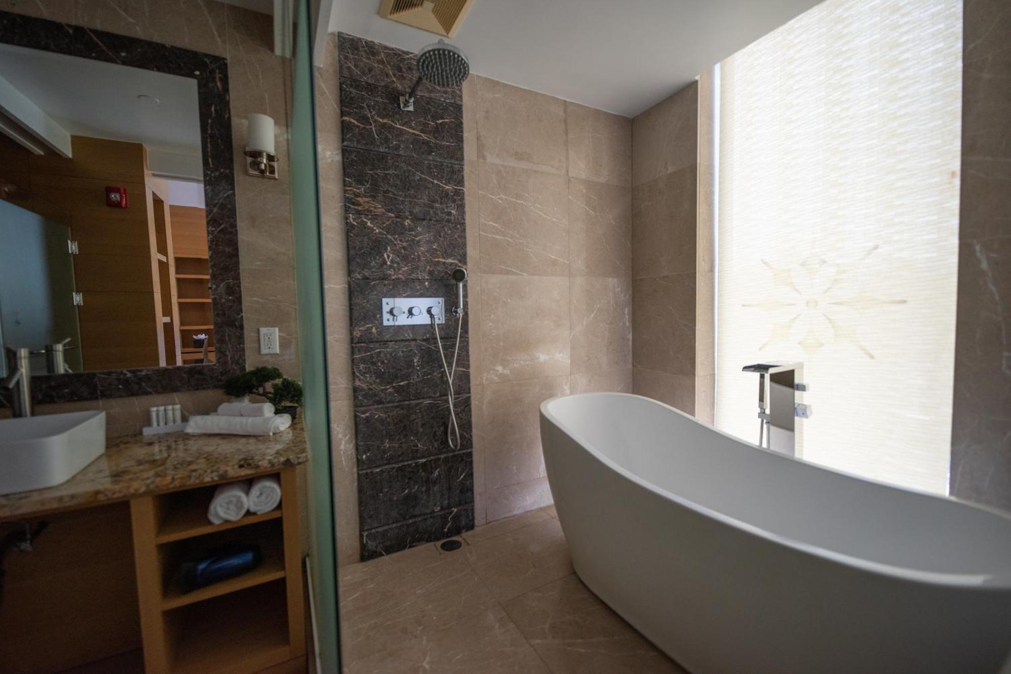 King Room Spa Bath