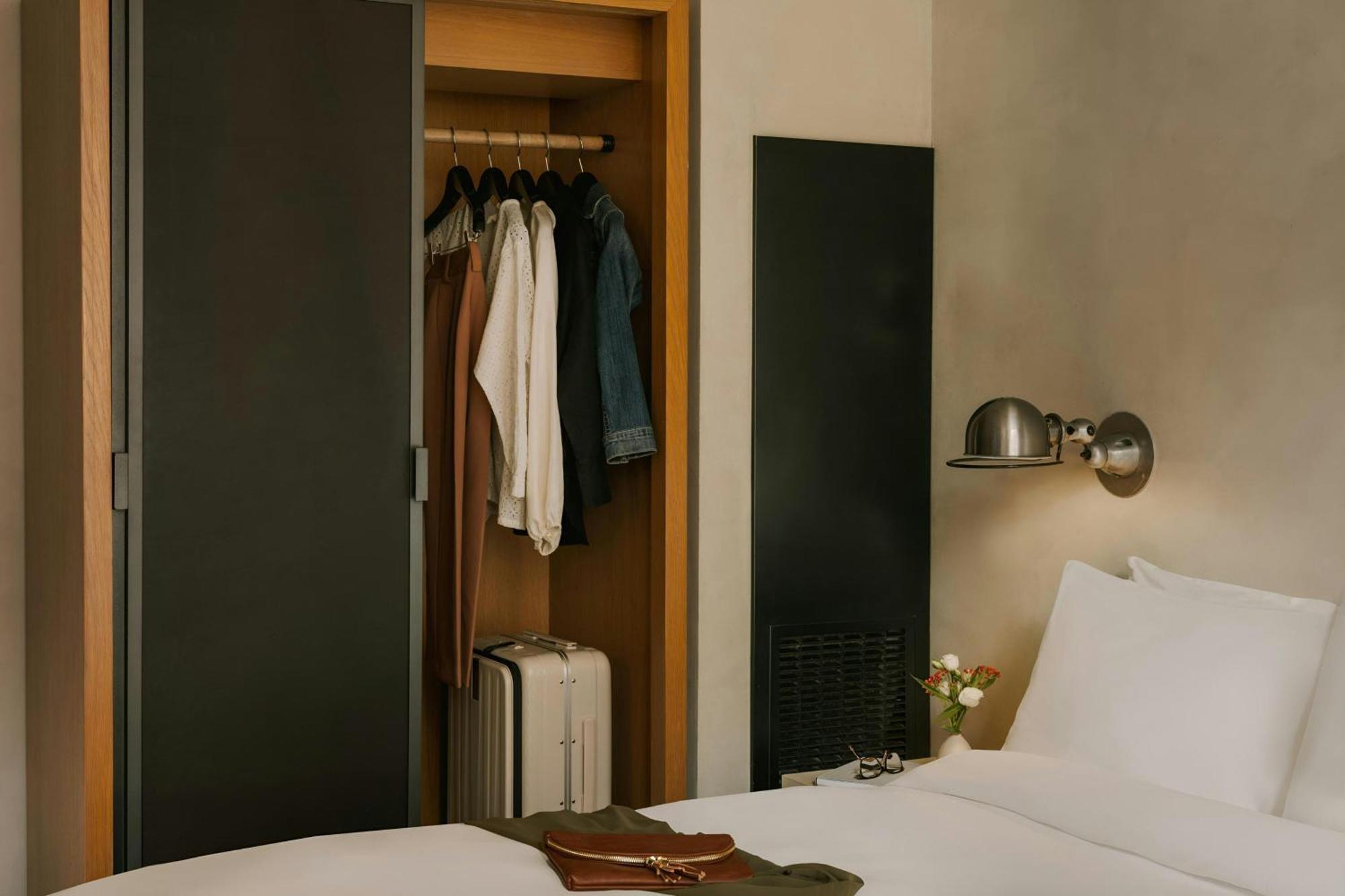 1 King Bed Corner