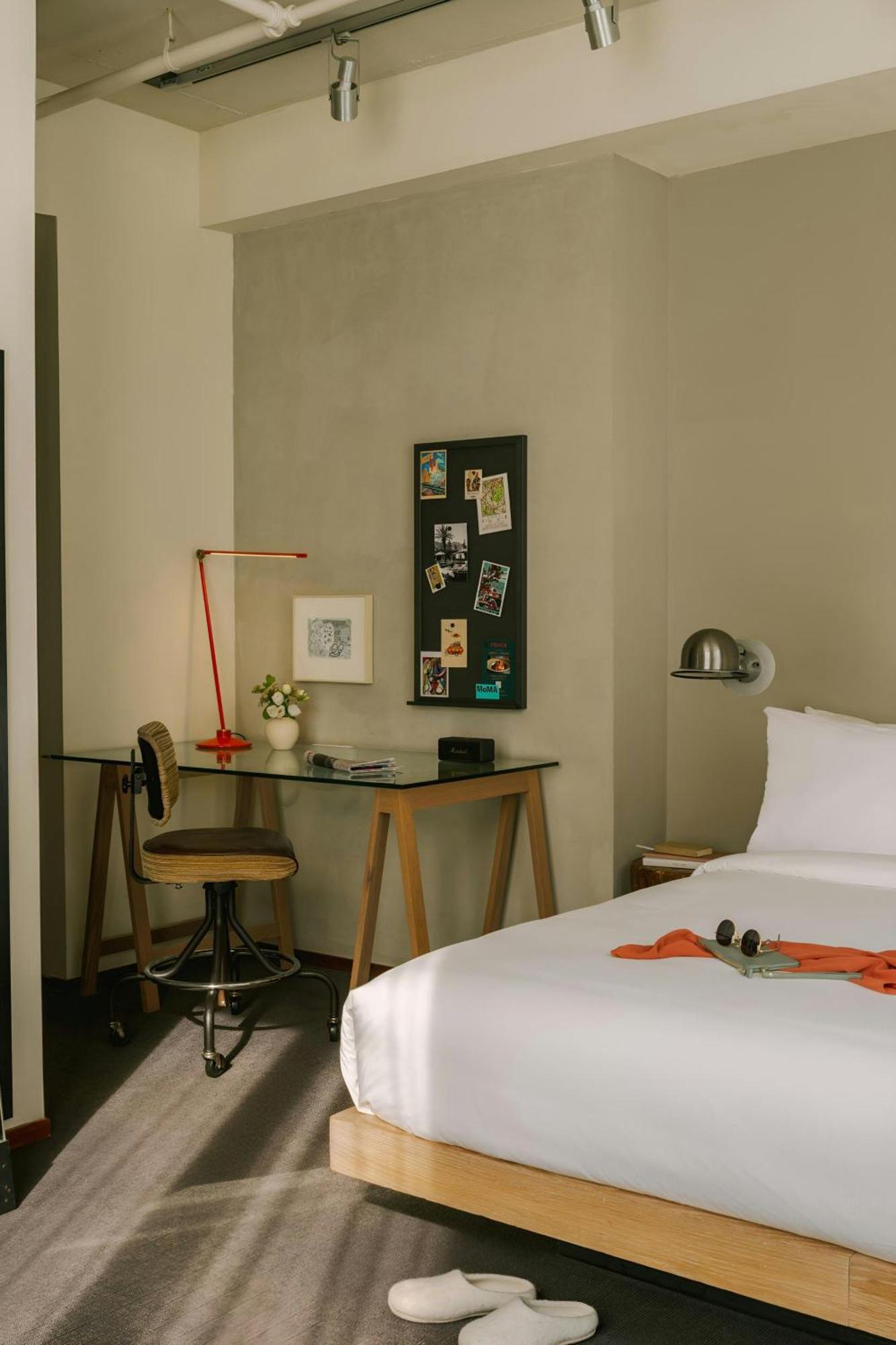 1 King Bed
