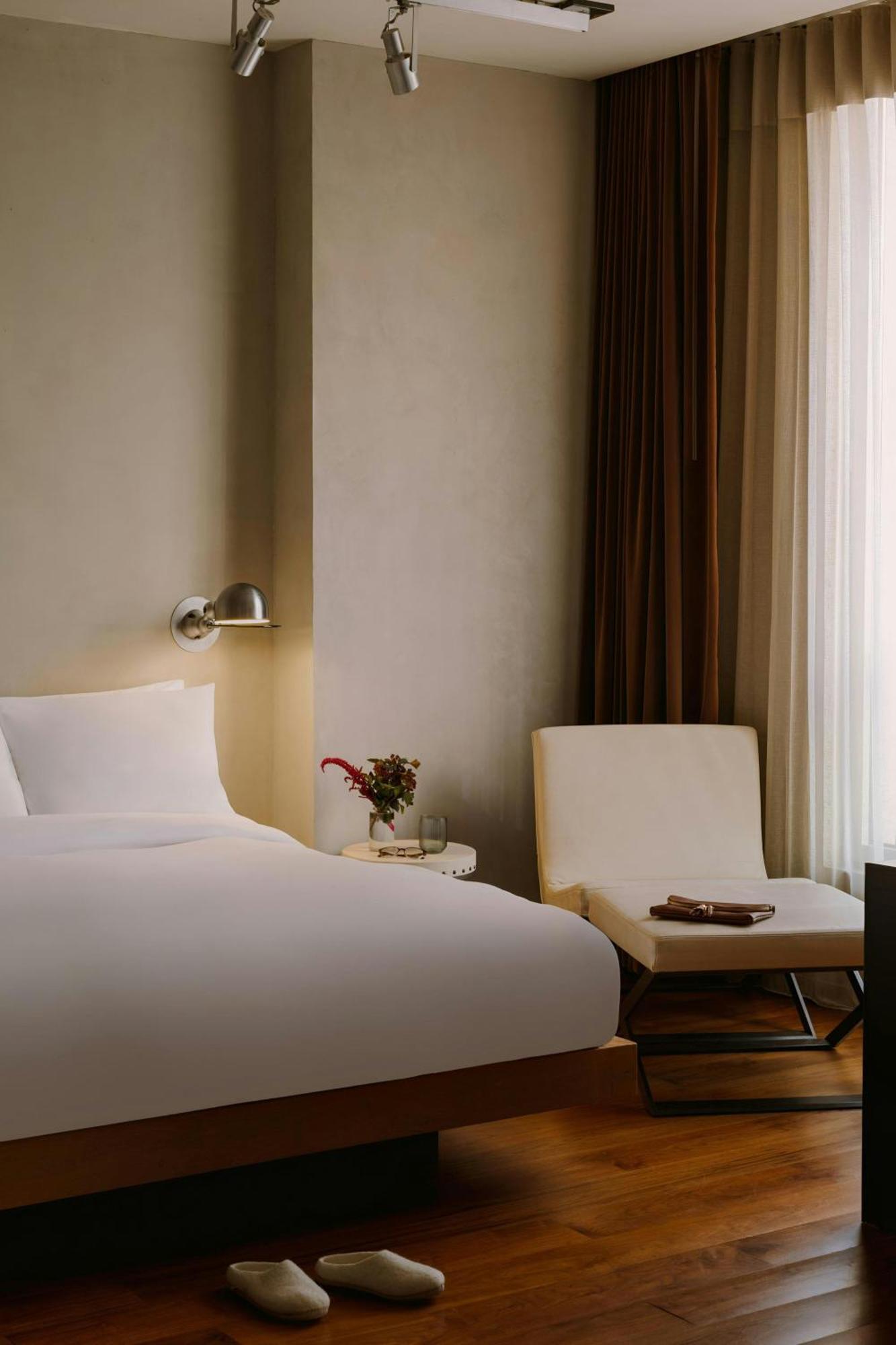 1 King Bed Deluxe