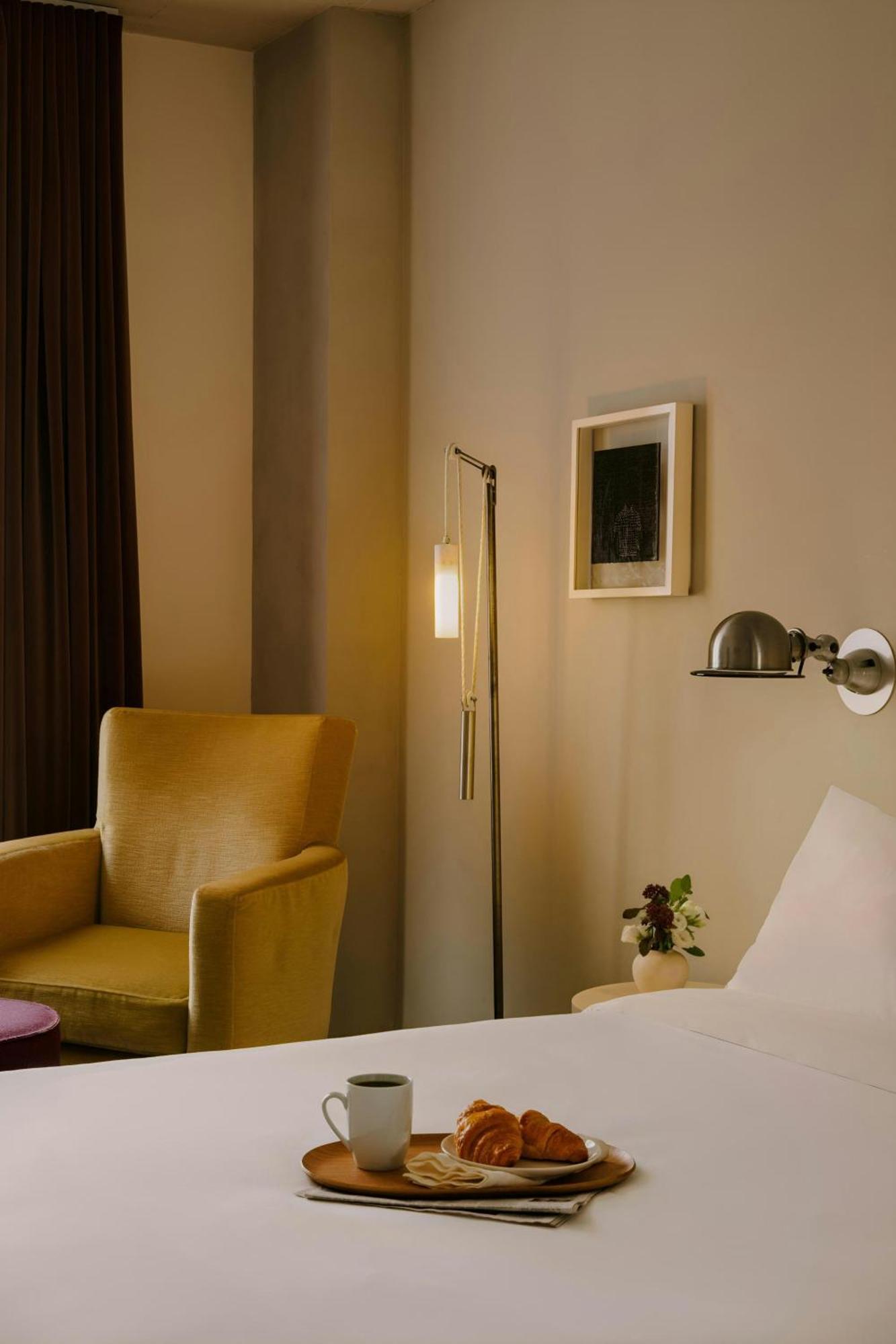 1 Queen Room