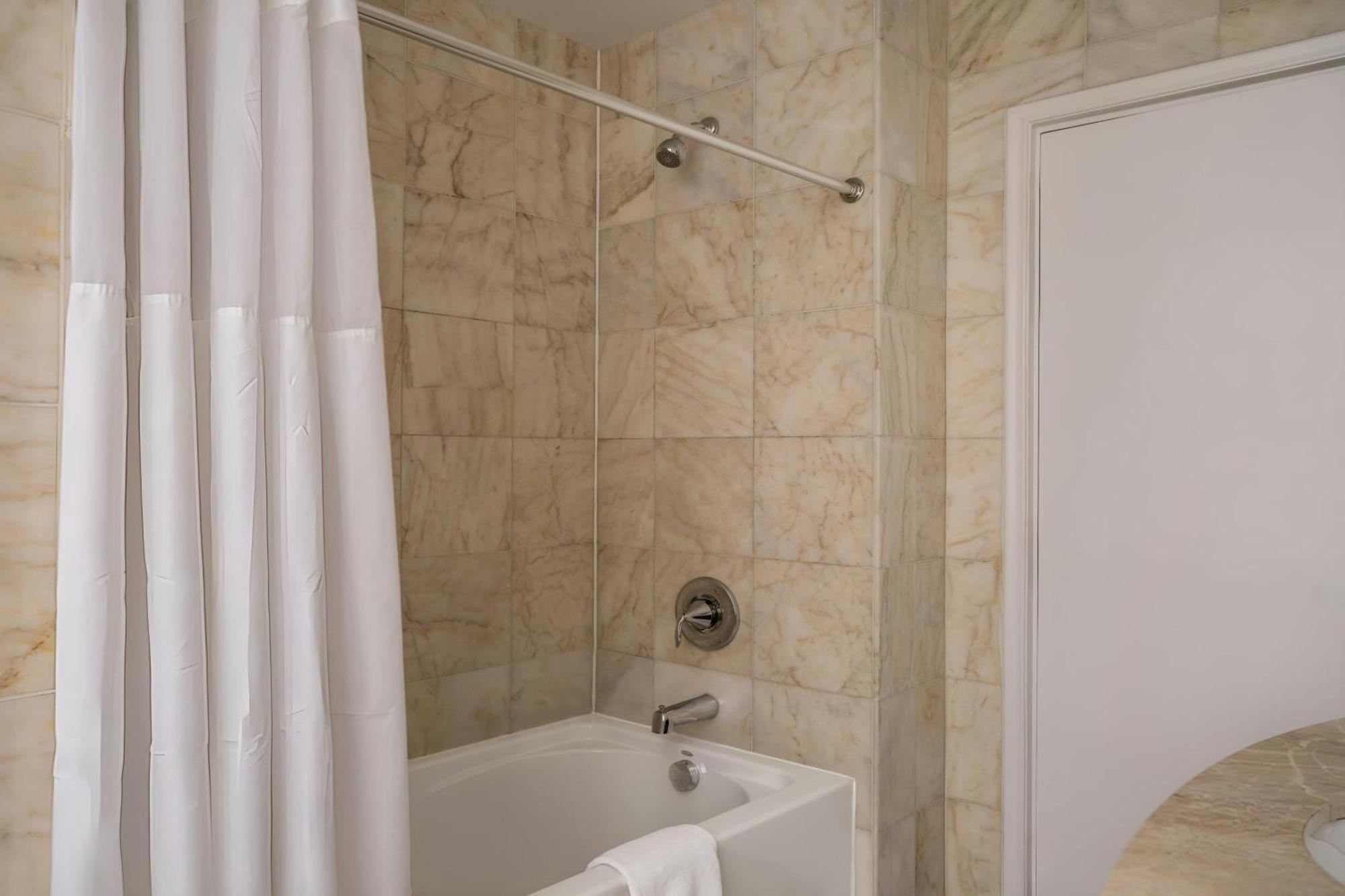 Spacious King Room Kitchenette