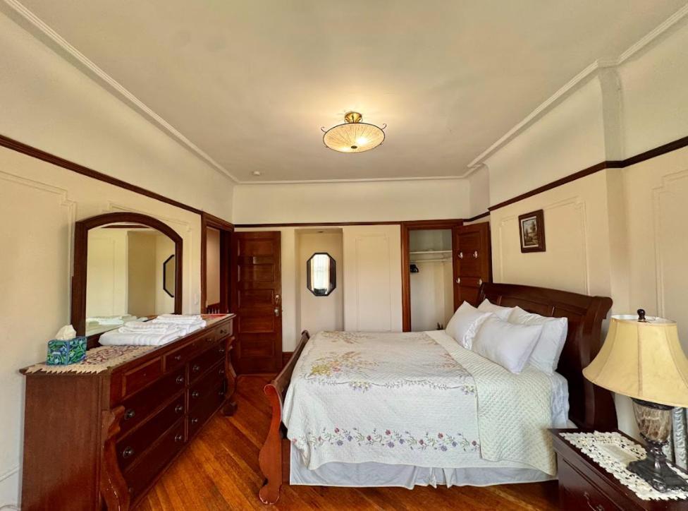 Queen Room with Shared Bathroom,1687482430:JPEG