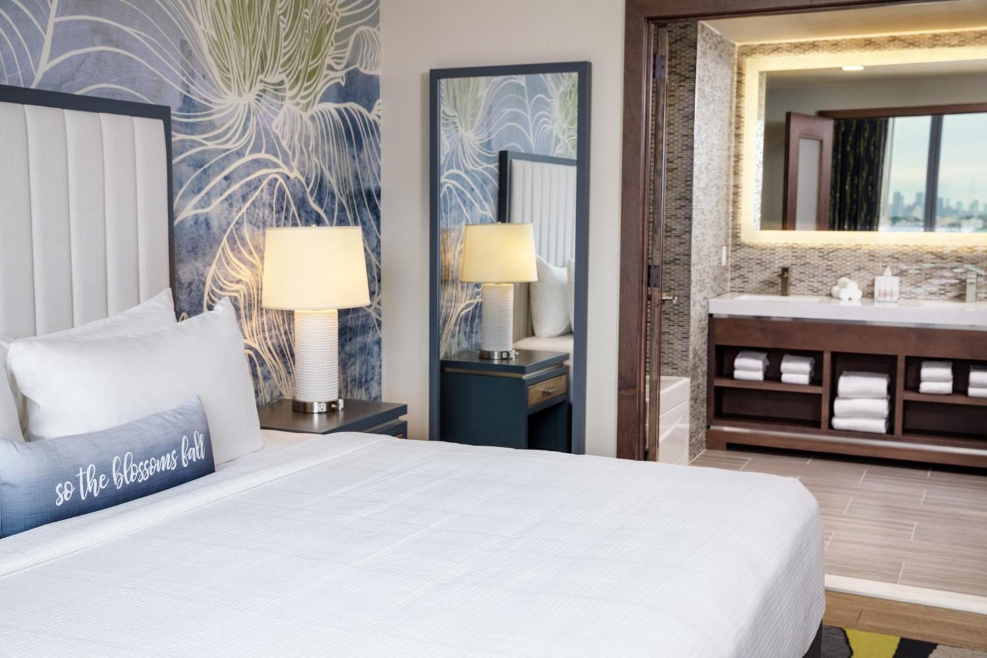 King Room Hearing Accessible Roll Shower Non-Smoking