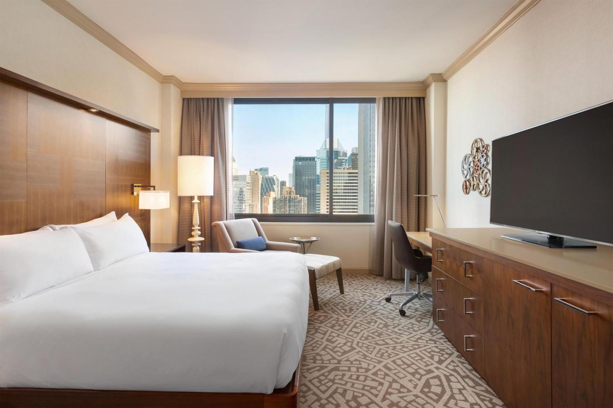 King Room with City View and Mobility/Hearing Access Tub