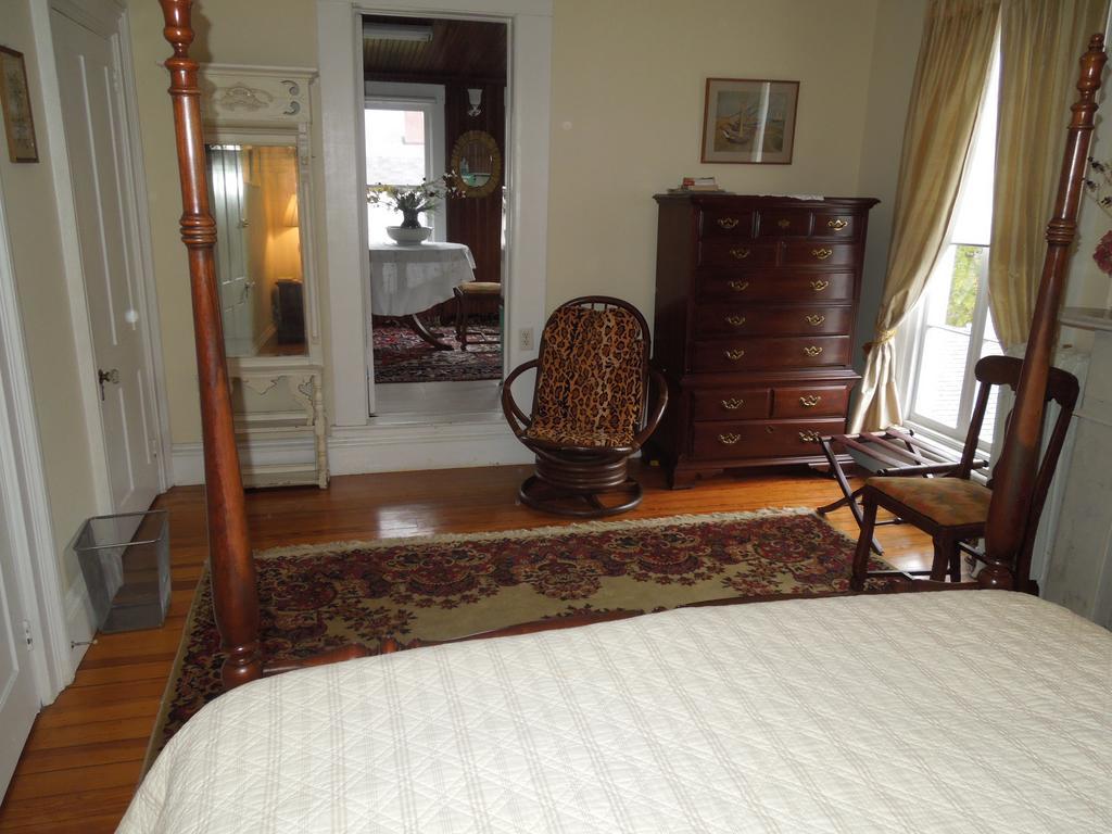 Queen Room Kitchen