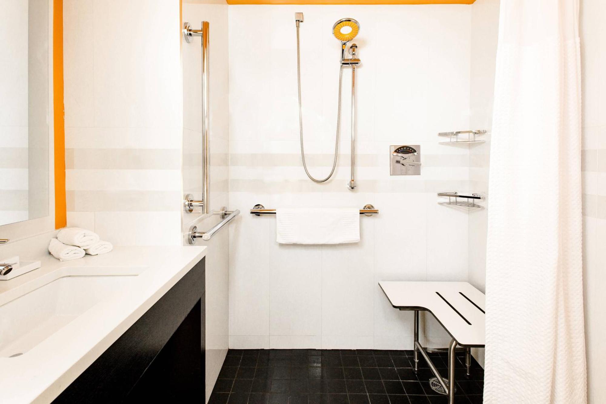 King or Queen Room with City View and Roll-in Shower - Mobility Accessible