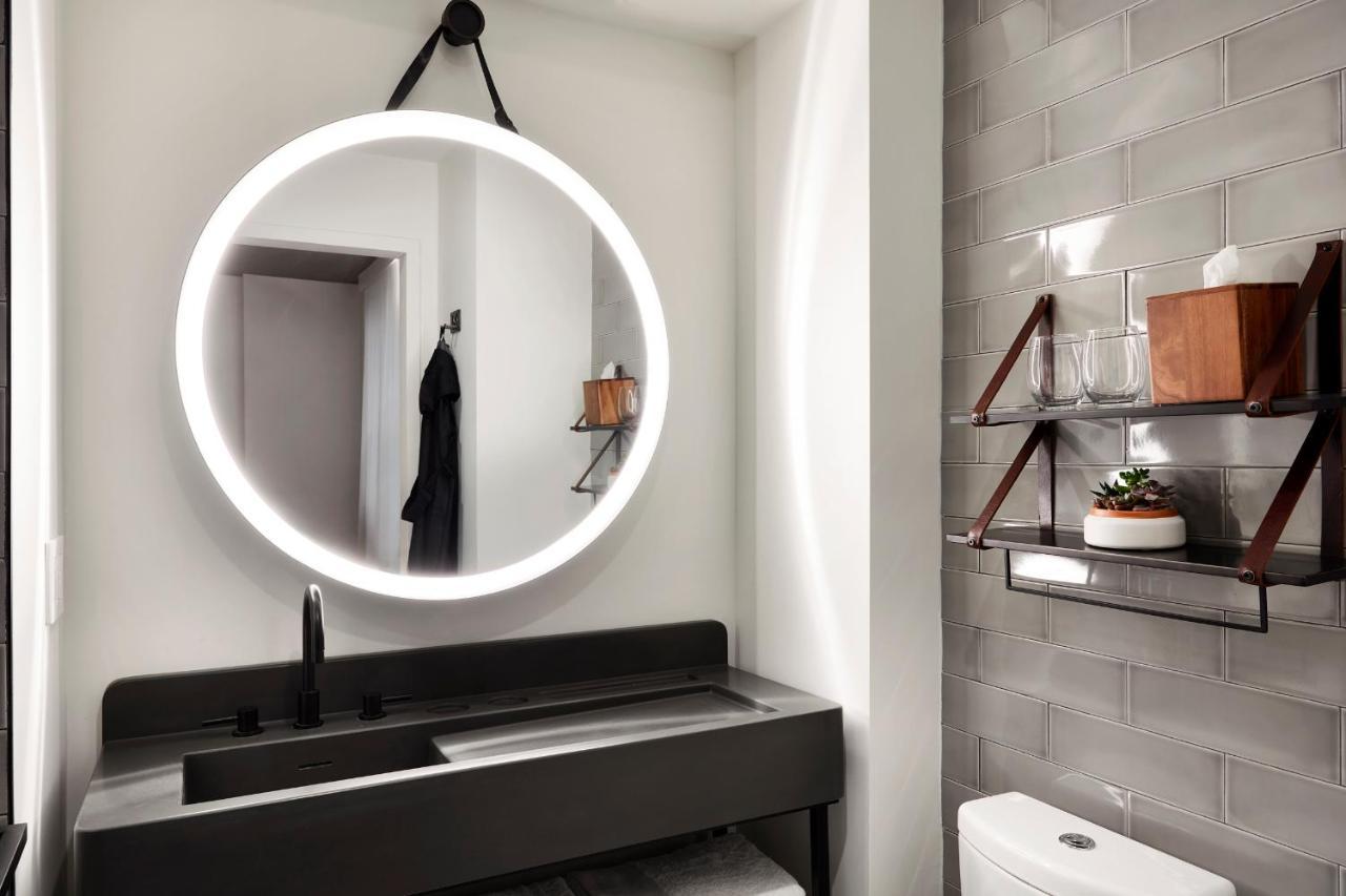 King Room with City View and Roll-in Shower - Mobility Accessible